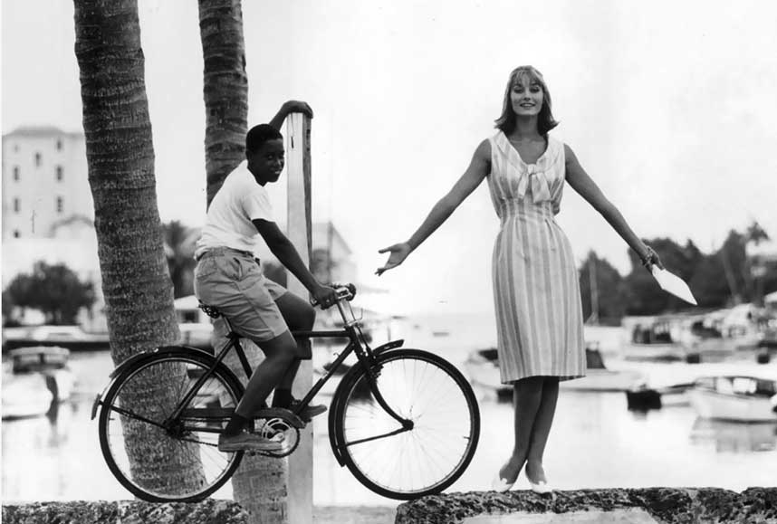 photo-eugc3a8ne-vernier-tania-mallet-in-the-inlet-of-flatts-village-bermuda-vogue-january-1961-thumb.jpg